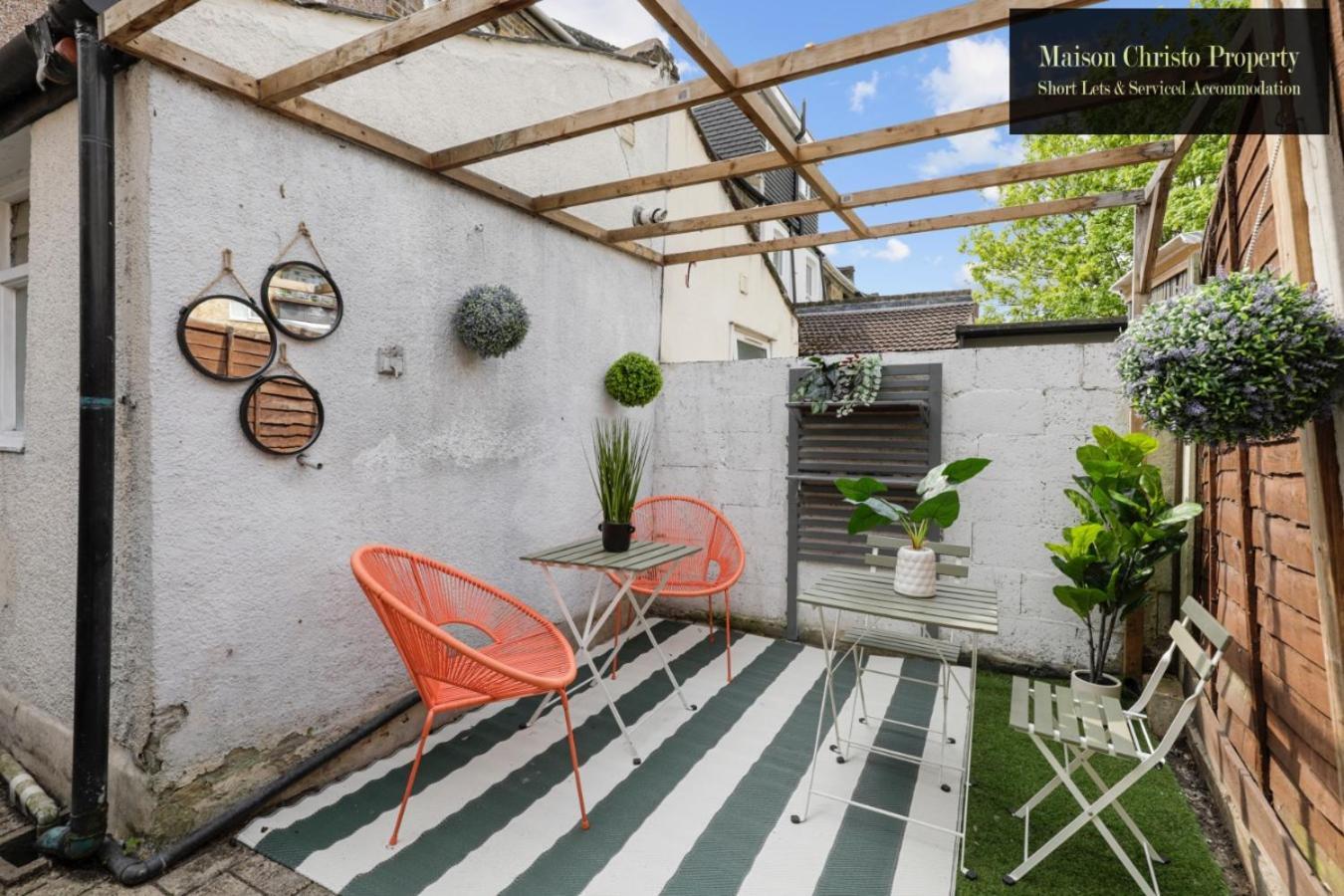 Weekly Or Monthly Stays, London, Stratford, 2bedroom Hse, Sleeps 6, Servcied By Maison Christo Short Lets & Serviced Accomdation Apartment *