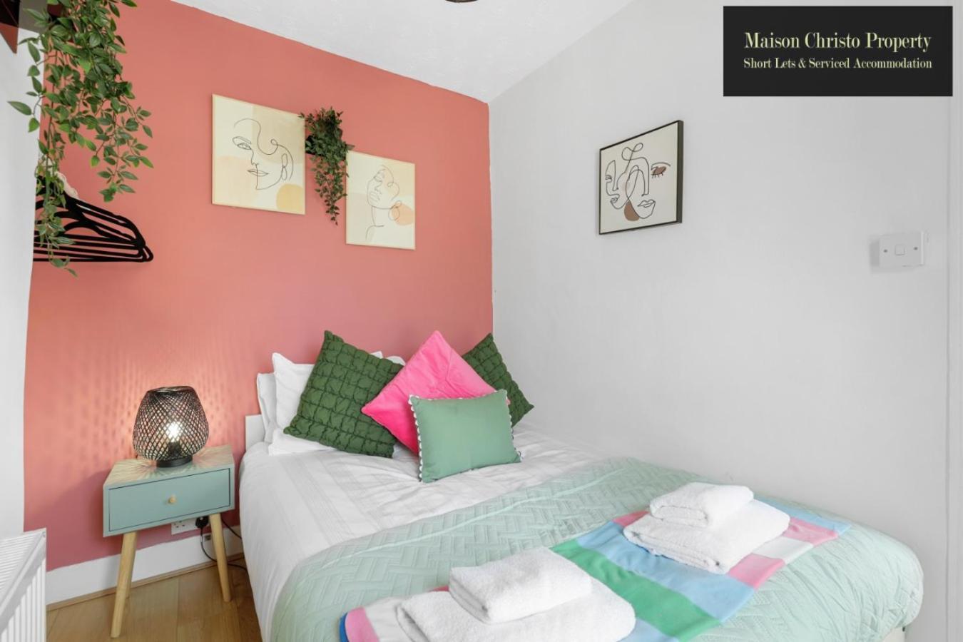 Apartment Weekly Or Monthly Stays, London, Stratford, 2bedroom Hse, Sleeps 6, Servcied By Maison Christo Short Lets & Serviced Accomdation *